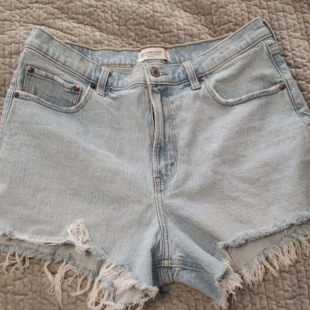 Abercrombie and Fitch The 90s Relaxed Cutoff, High Rise - Picture 4 of 7